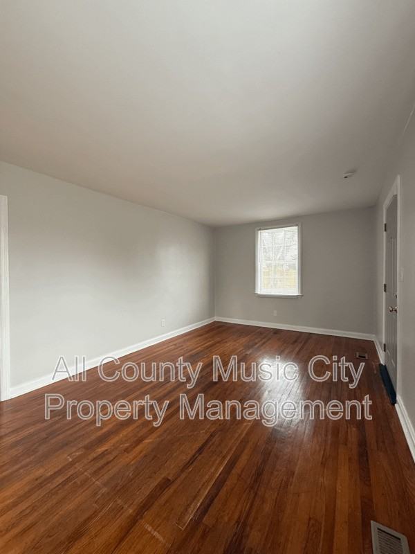 1023 Allen Ave - Photo 3 of 8