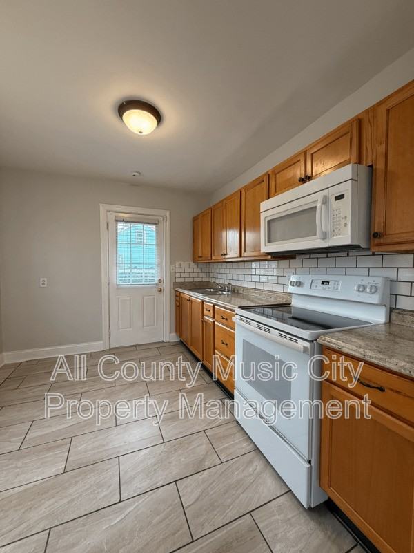 1023 Allen Ave - Photo 4 of 8