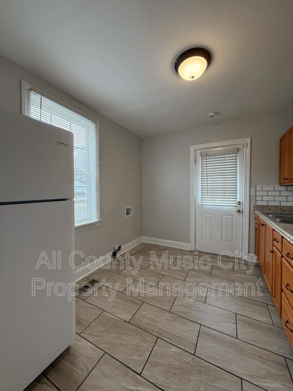 1023 Allen Ave - Photo 5 of 8