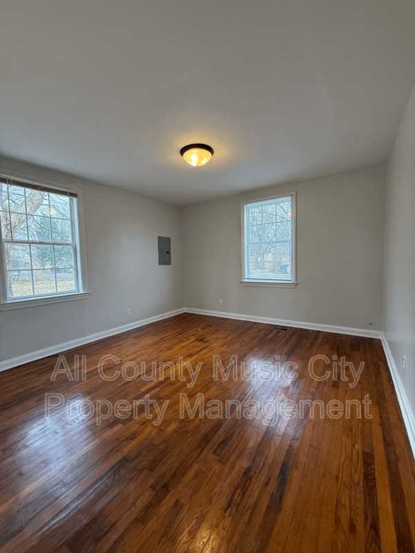 1023 Allen Ave - Photo 6 of 8