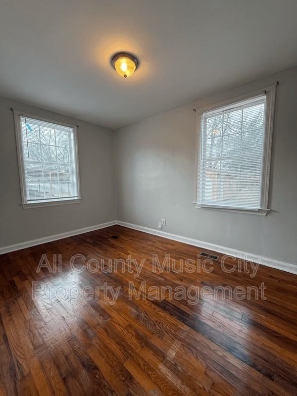 1023 Allen Ave - Photo 7 of 8