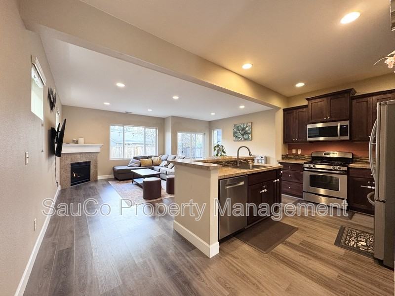 4017 Se Lone Oak St - Photo 2 of 16