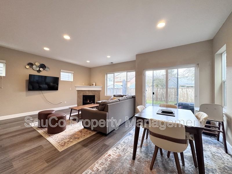 4017 Se Lone Oak St - Photo 3 of 16