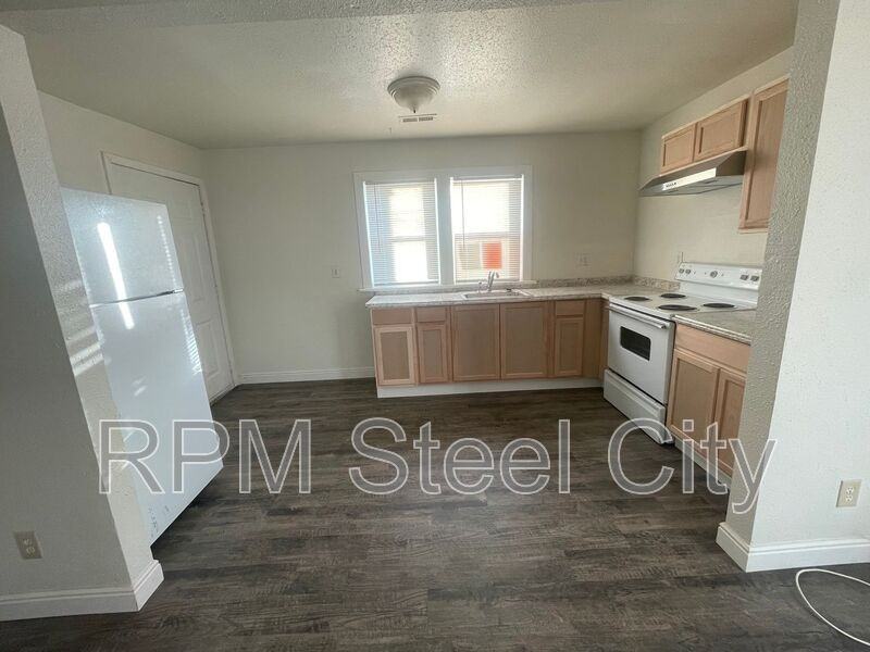 511 W 12th St #C - Photo 2 of 9