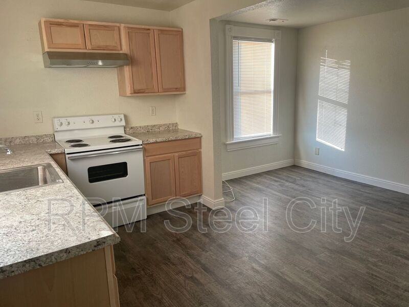 511 W 12th St #C - Photo 3 of 9