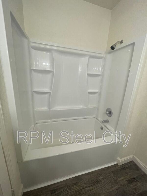 511 W 12th St #C - Photo 5 of 9