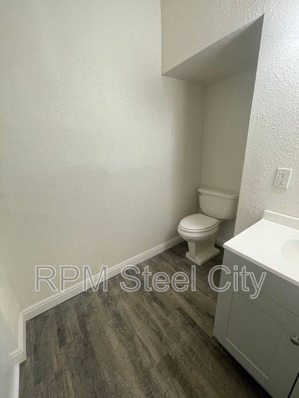 511 W 12th St #C - Photo 6 of 9