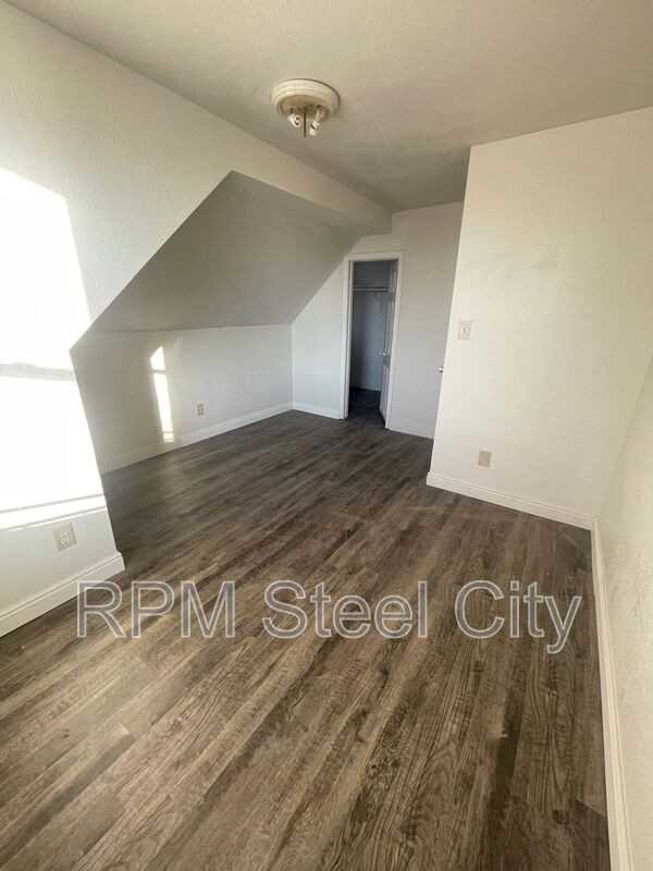 511 W 12th St #C - Photo 7 of 9