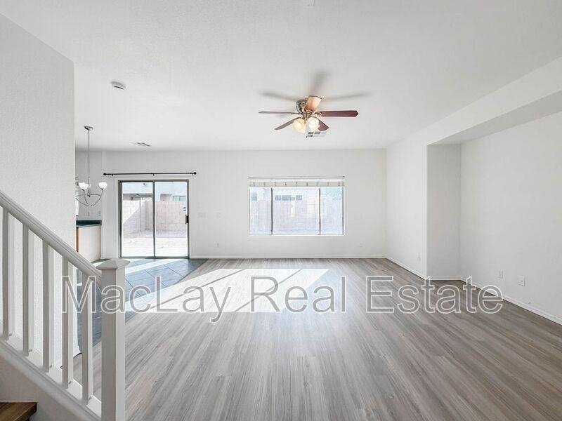 1009 E Iris Dr - Photo 2 of 26