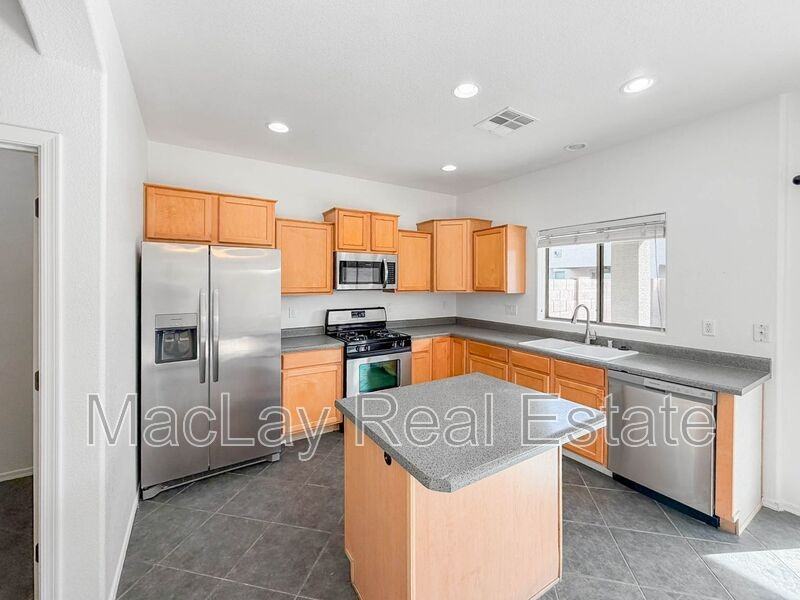 1009 E Iris Dr - Photo 5 of 26