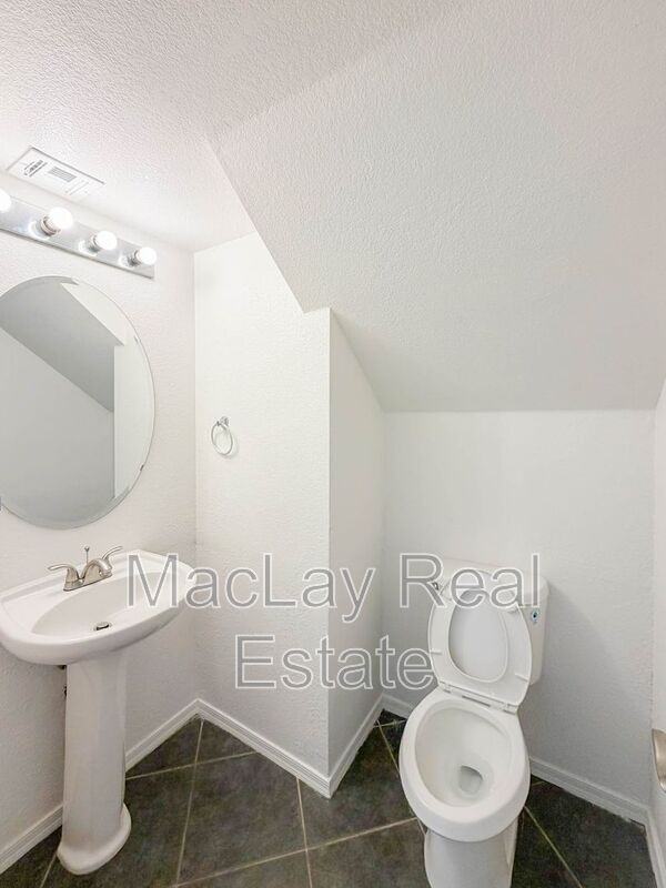 1009 E Iris Dr - Photo 6 of 26