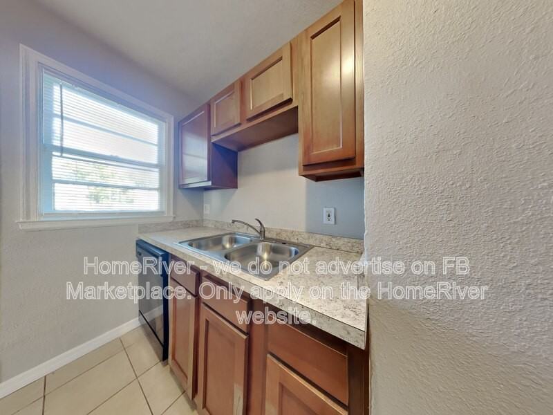 8127 Lexington Dr - Photo 3 of 15