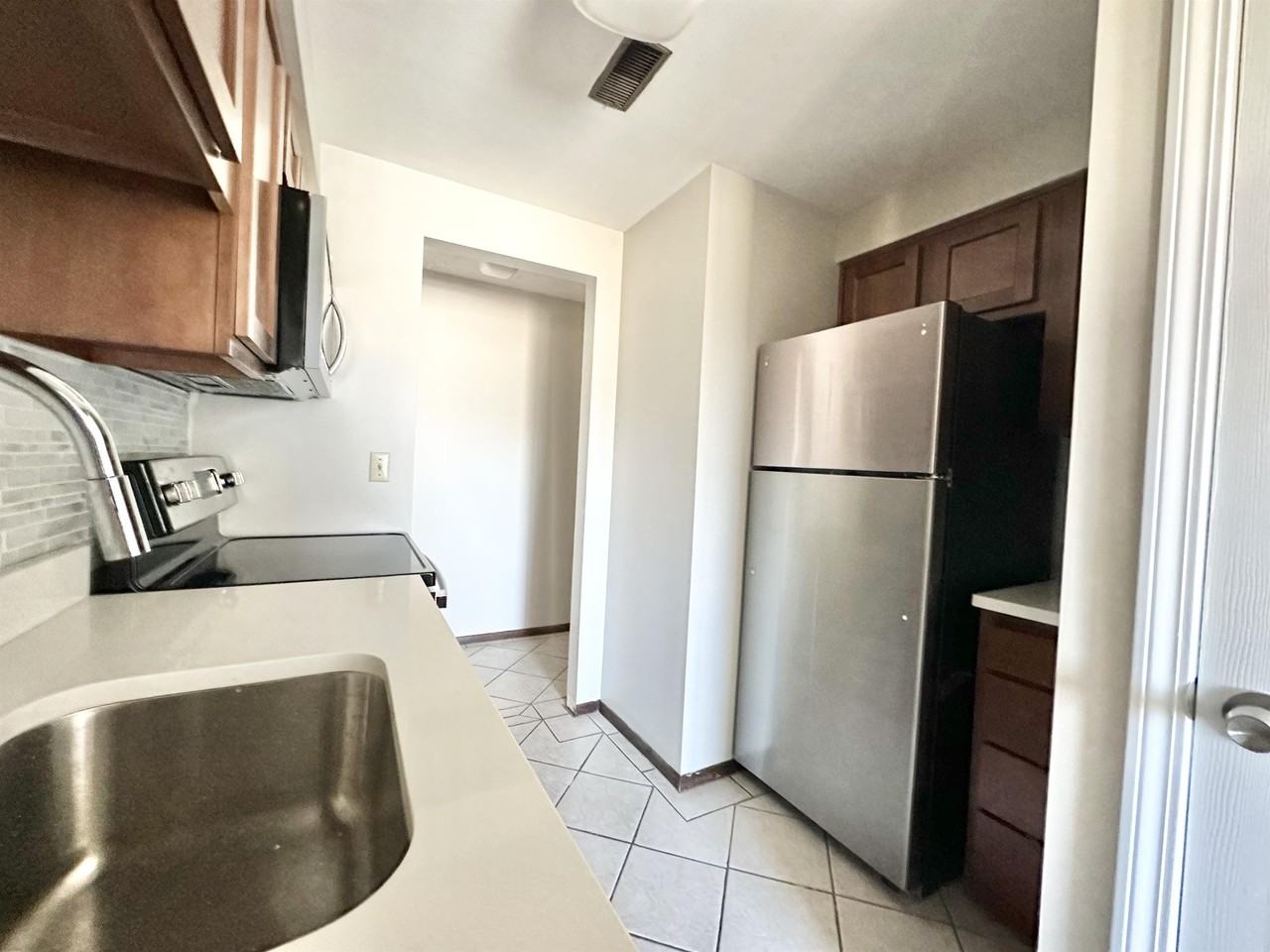 EDEN ROC APARTMENTS -- 048 - Photo 4 of 14