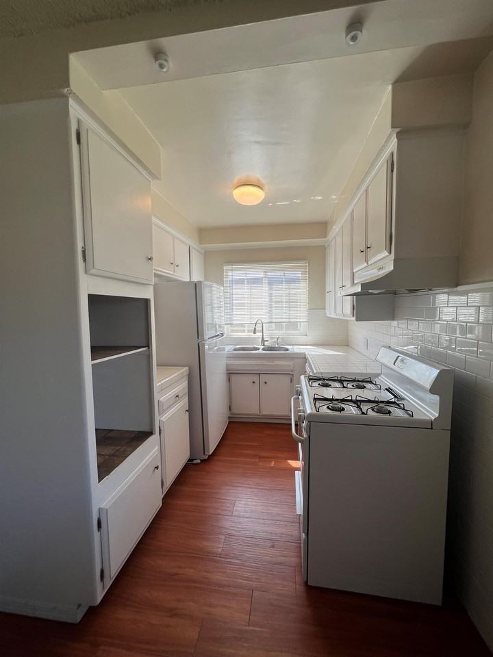 118-120 CHESTER AVENUE (585) - Photo 4 of 11