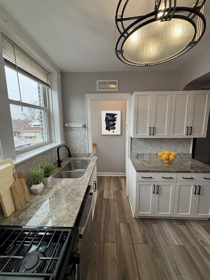 2834 North Lockwood Avenue - Photo 4 of 24