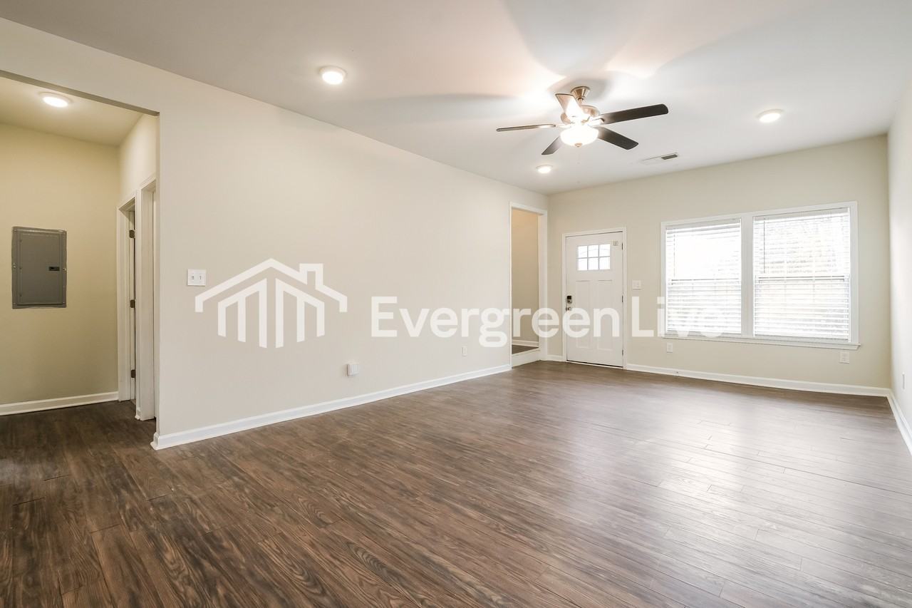 1596 Jonesboro Rd Se - Photo 3 of 15