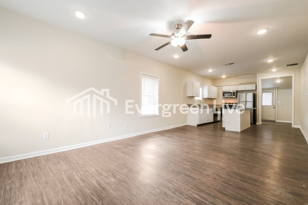 1596 Jonesboro Rd Se - Photo 5 of 15