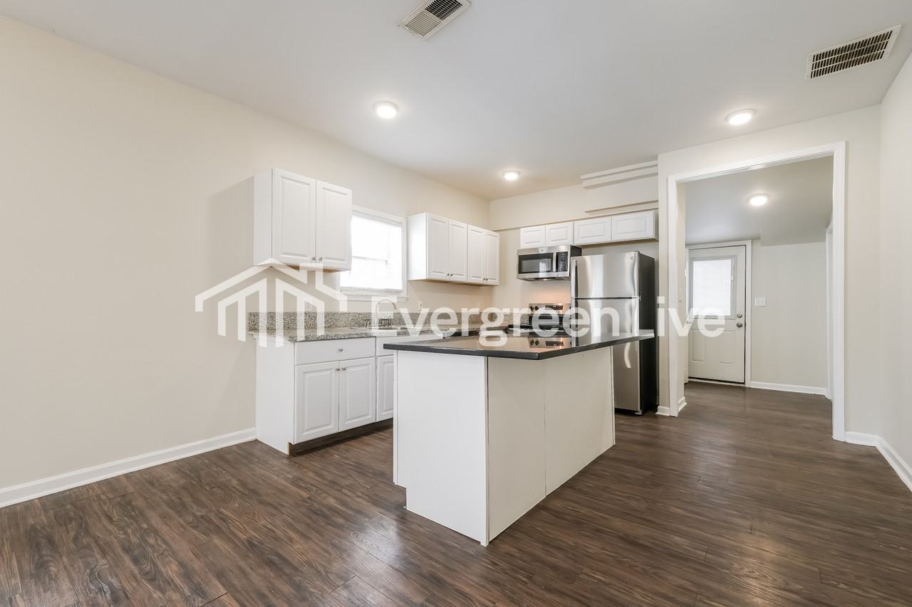 1596 Jonesboro Rd Se - Photo 7 of 15