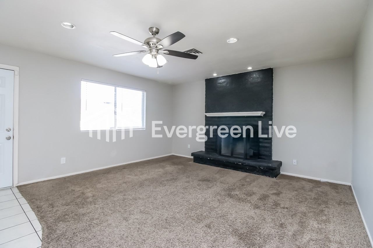 2110 W Detroit St - Photo 2 of 15