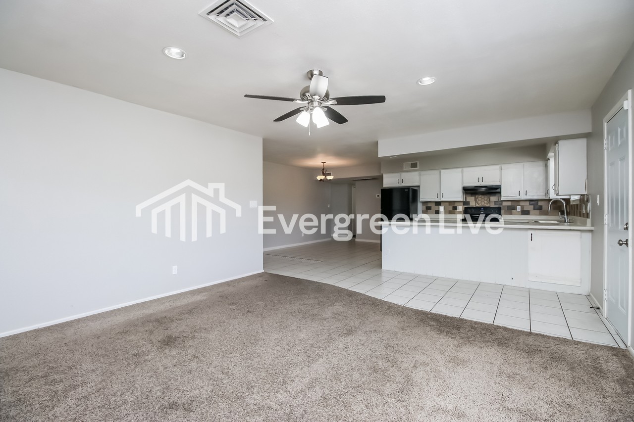 2110 W Detroit St - Photo 4 of 15