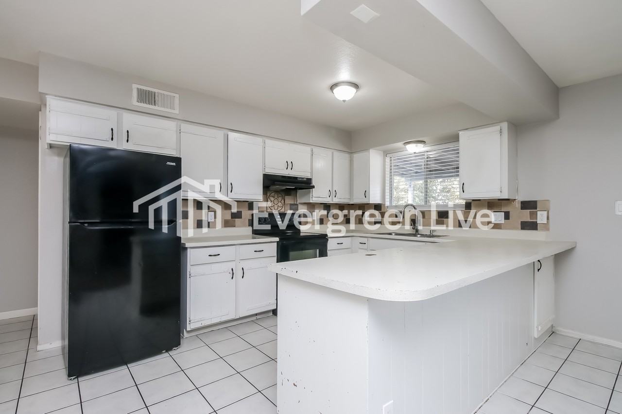 2110 W Detroit St - Photo 5 of 15