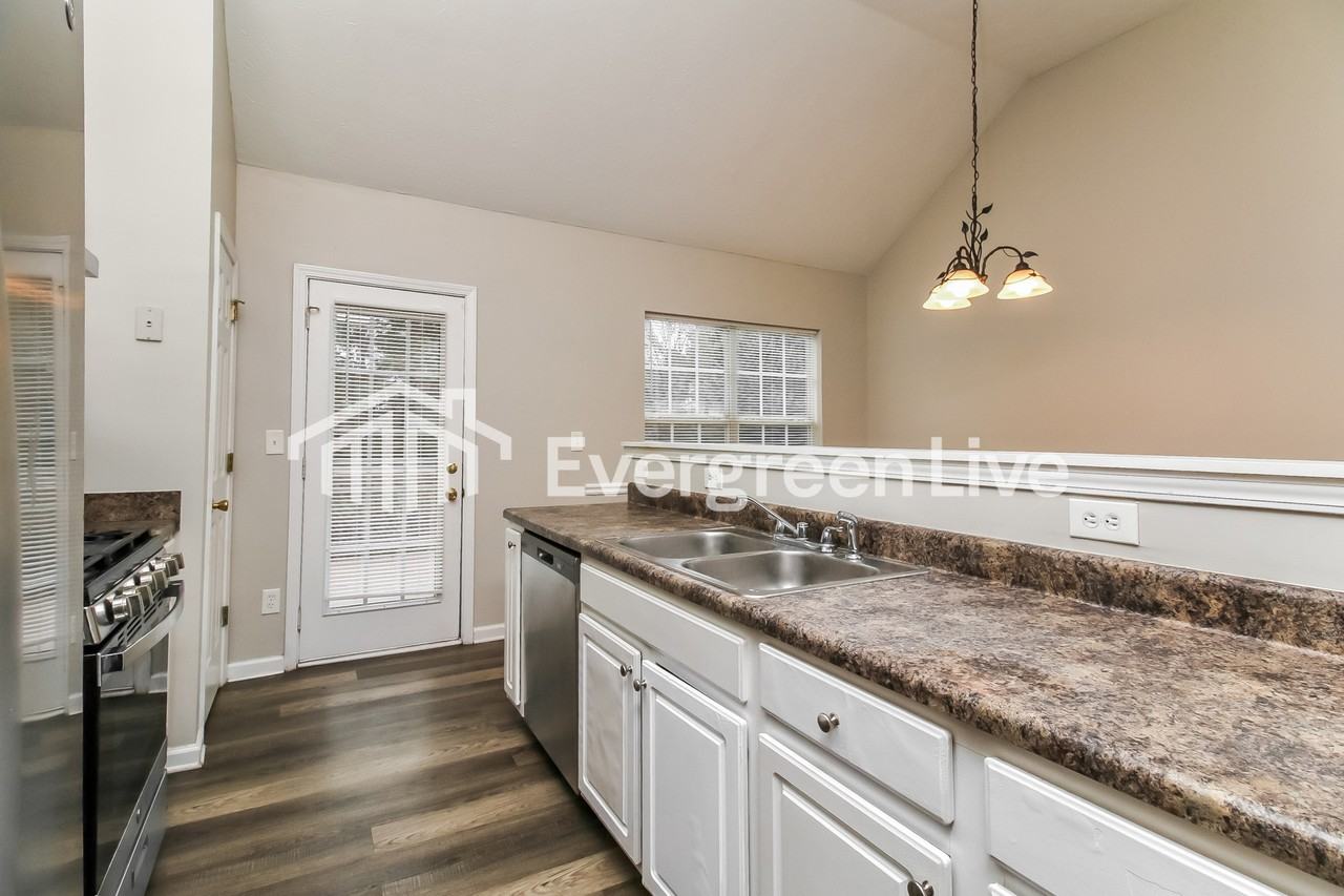 270 Greenway Dr - Photo 4 of 15