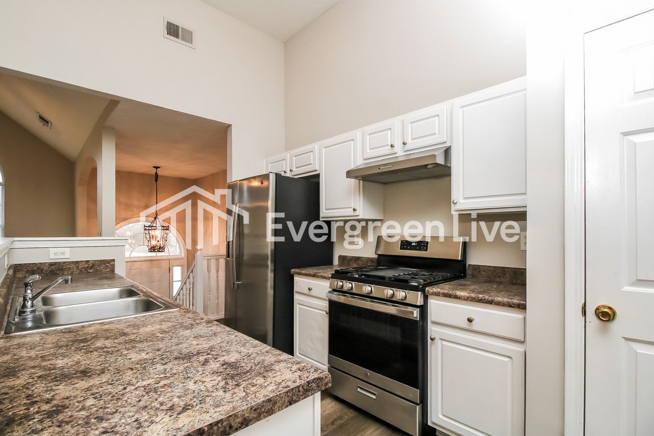 270 Greenway Dr - Photo 5 of 15