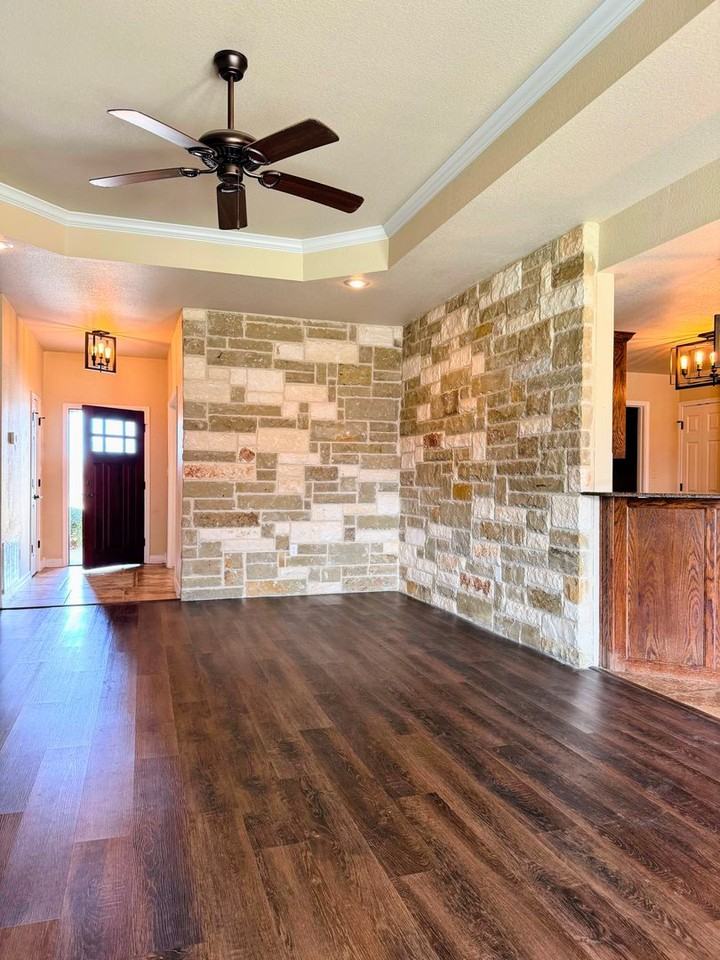 220 Derek Ln - Photo 6 of 21