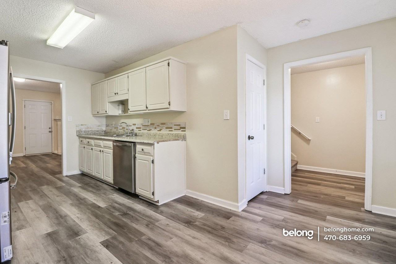 8078 Woodlake Dr - Photo 5 of 19