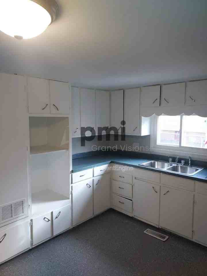 1021 N 35th St - Photo 3 of 8