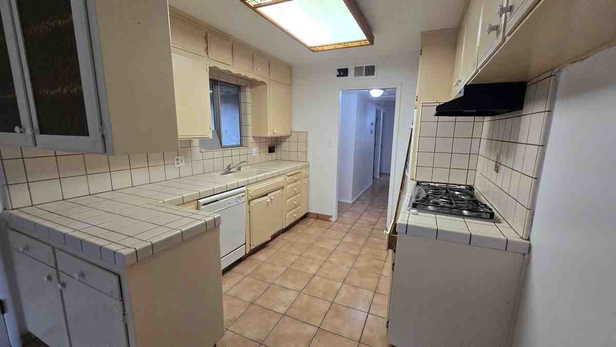 4184 N Briarwood Ave - Photo 4 of 21