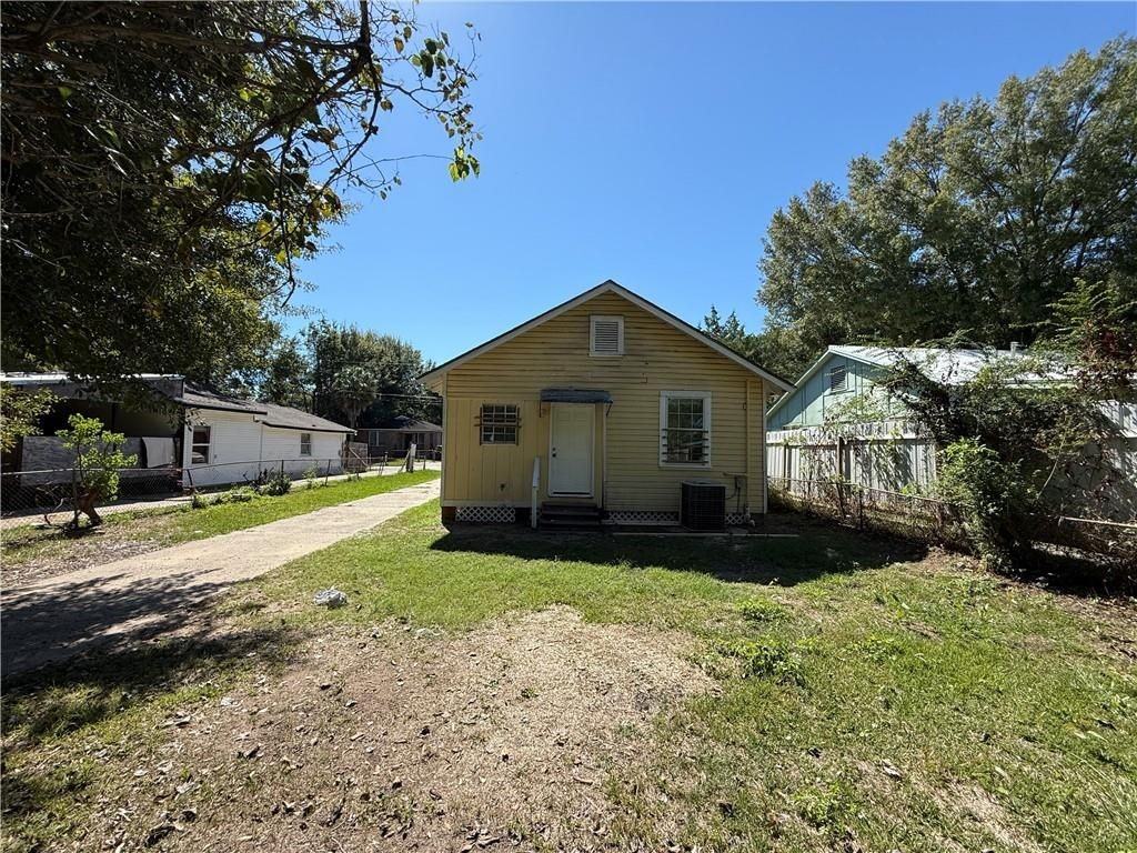 1206 Alba St - Photo 2 of 14