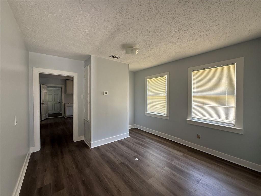 1206 Alba St - Photo 4 of 14