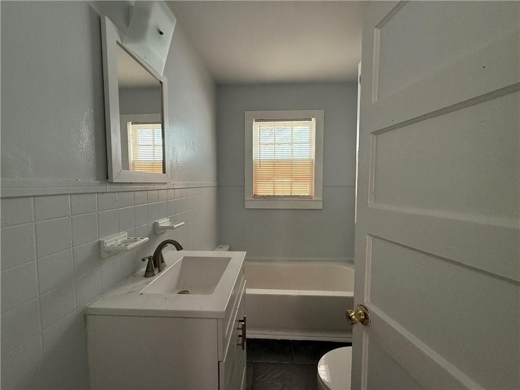 1206 Alba St - Photo 6 of 14