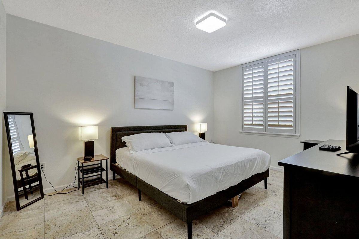 580 S Sapodilla Ave ##105 - Photo 4 of 11