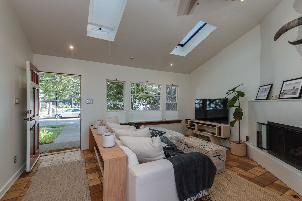 913 Lucille Ave - Photo 2 of 20