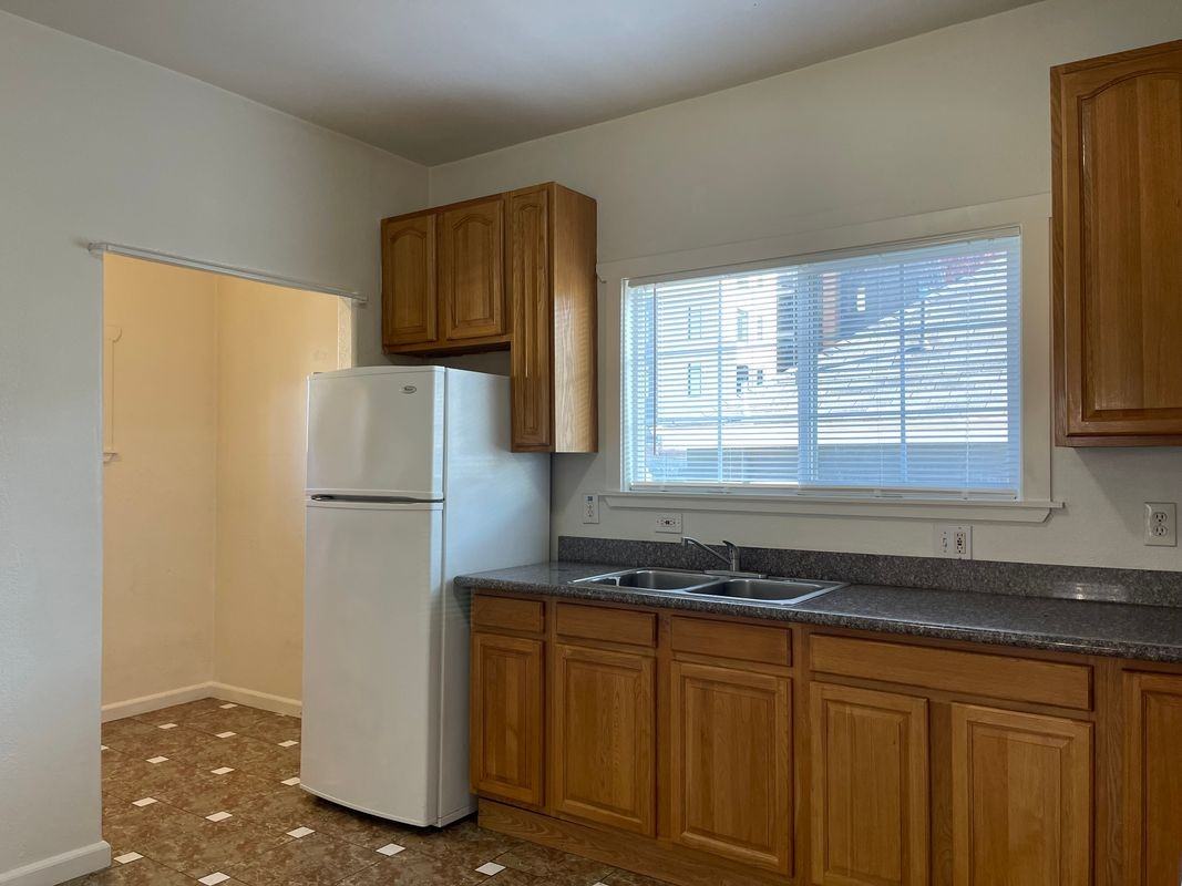 682 W Macarthur Blvd - Photo 3 of 11