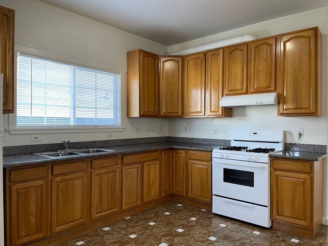 682 W Macarthur Blvd - Photo 7 of 11