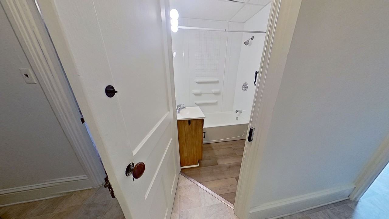 138 S Franklin St - Photo 4 of 9