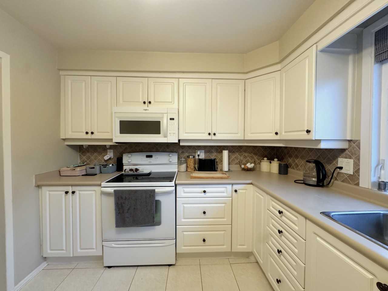 2294 Wyandotte Dr - Photo 2 of 31