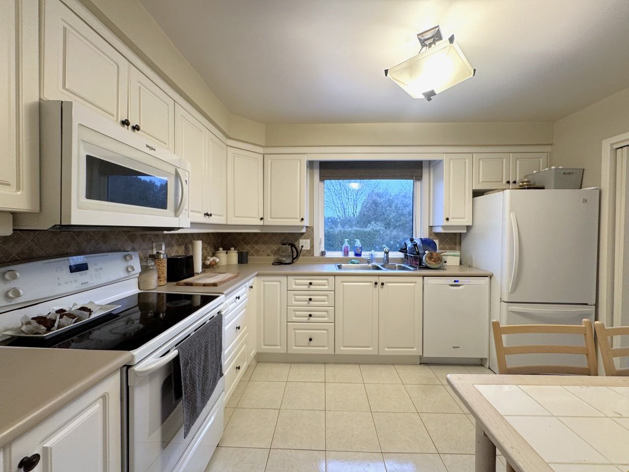 2294 Wyandotte Dr - Photo 3 of 31