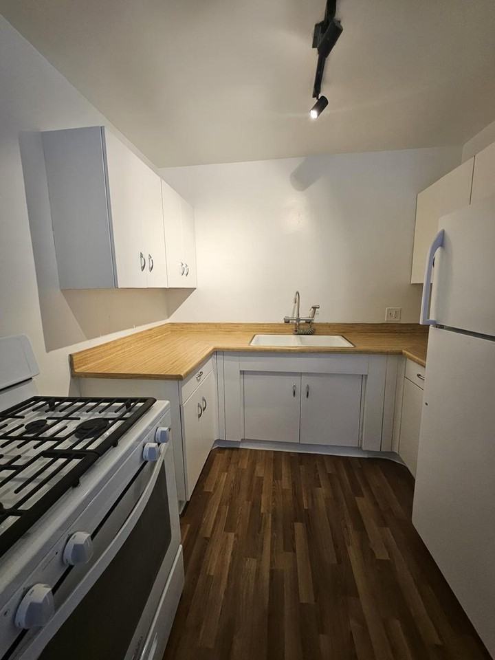 Holiday Manor - Photo 5 of 50