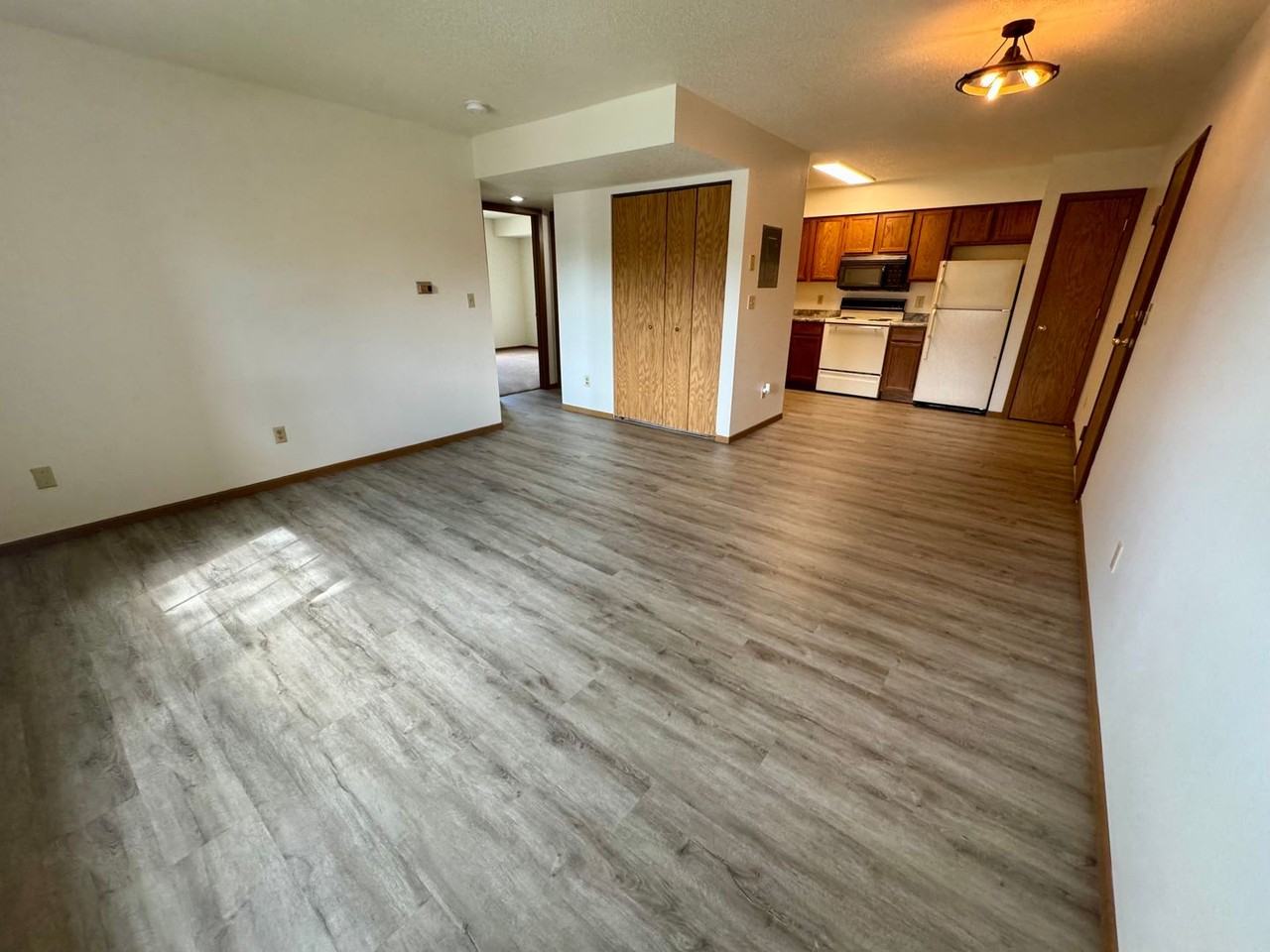 156 Westside Dr: Spacious 2 - Photo 2 of 14