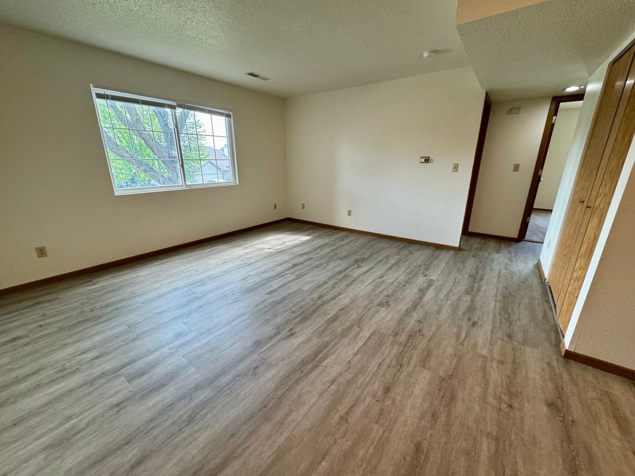 156 Westside Dr: Spacious 2 - Photo 3 of 14