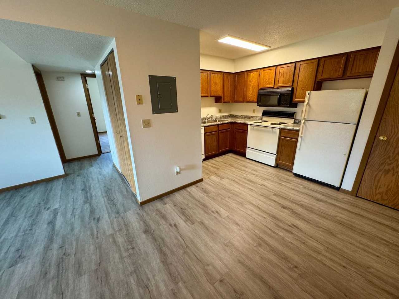 156 Westside Dr: Spacious 2 - Photo 4 of 14