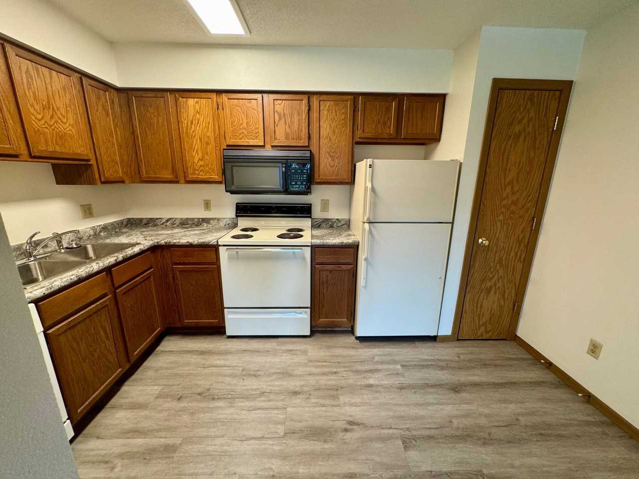 156 Westside Dr: Spacious 2 - Photo 5 of 14