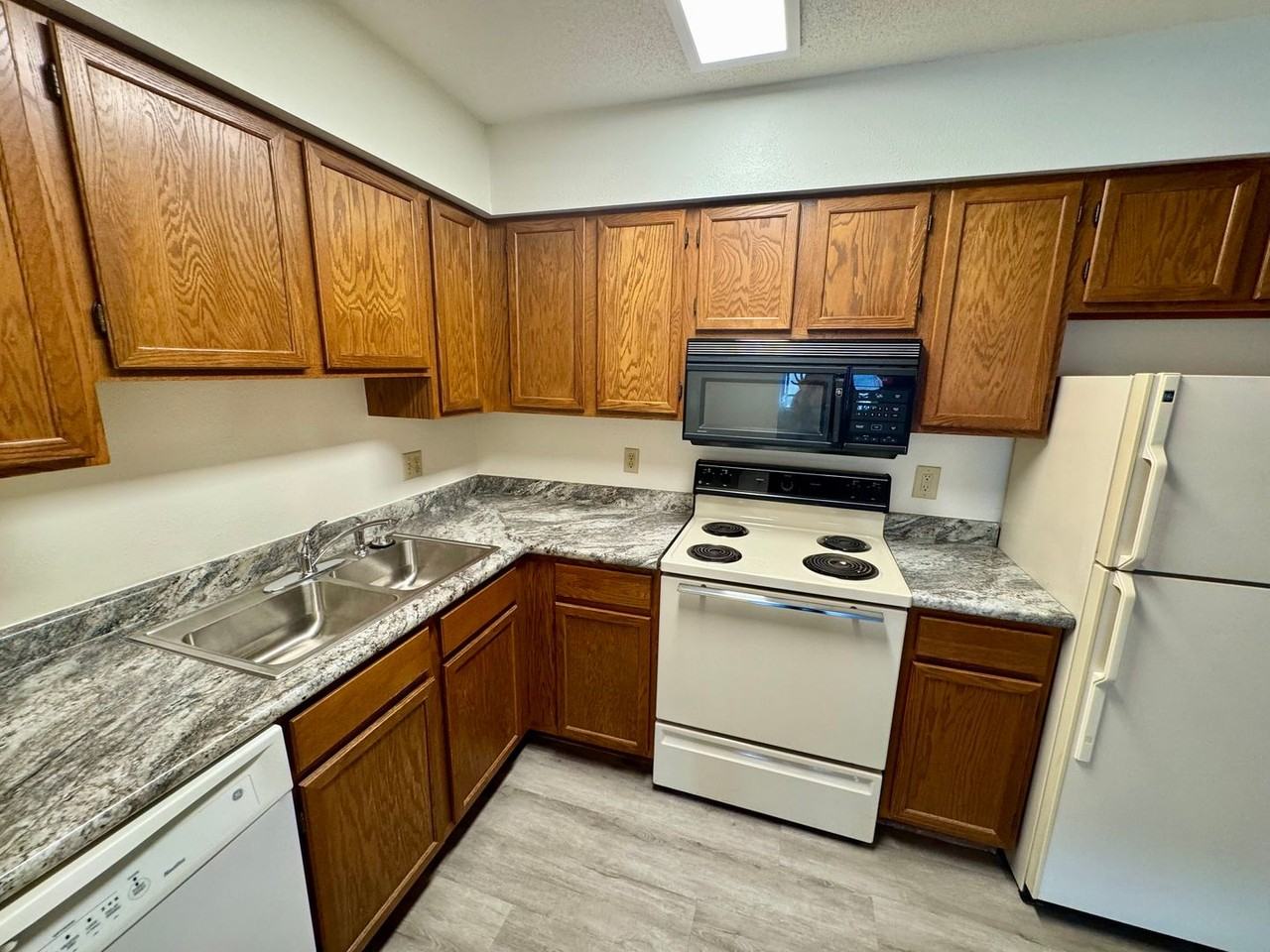 156 Westside Dr: Spacious 2 - Photo 6 of 14