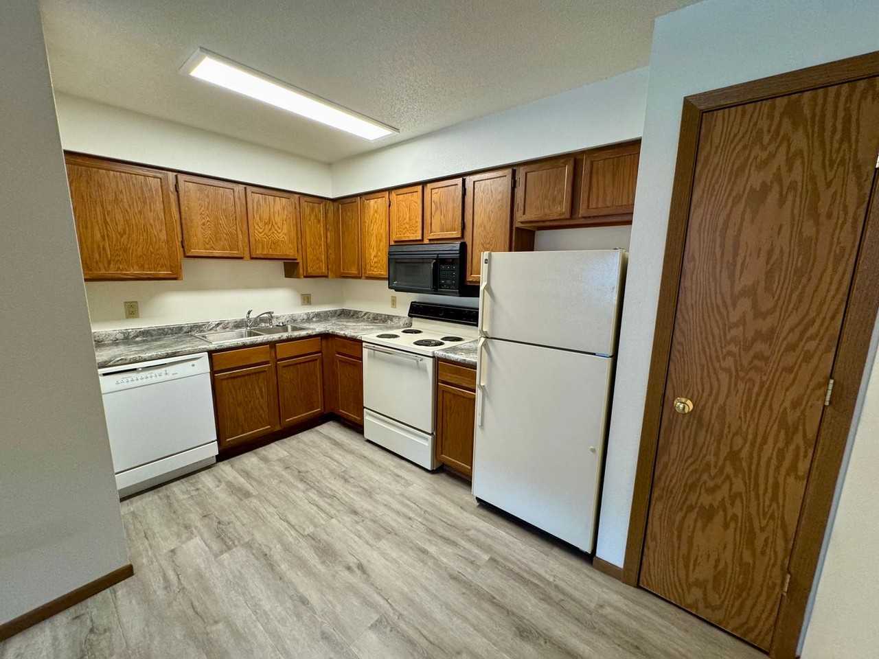 156 Westside Dr: Spacious 2 - Photo 7 of 14