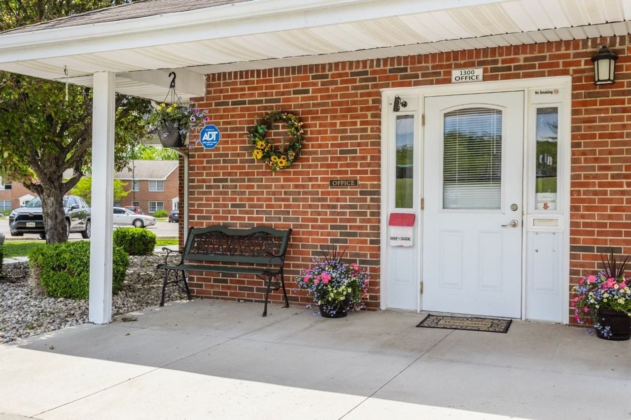 Ivy Green - Photo 2 of 25