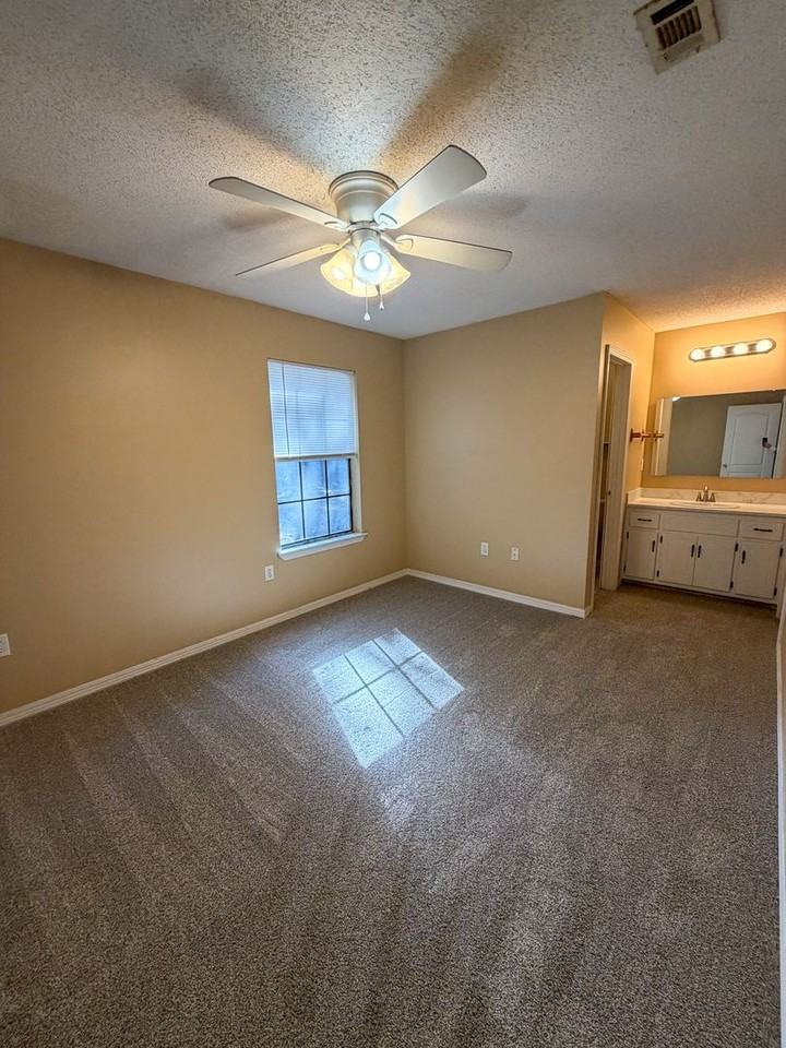 115 Springwood Cir - Photo 2 of 15